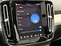 Volvo XC40 B3 AUT7 163PK Ultimate Dark Black Edition | Panoramadak | Harman Kardon audio | 20” Lichtmetalen velgen | Getint glas | Verwarmbare voorstoelen & stuurwiel | Trekhaak semi elektrisch inklapbaar | Verwarmbare Voorruit | Adaptieve Cruise Control | BLIS Dodehoekdetectie