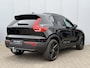 Volvo XC40 B3 AUT7 163PK Ultimate Dark Black Edition | Panoramadak | Harman Kardon audio | 20” Lichtmetalen velgen | Getint glas | Verwarmbare voorstoelen & stuurwiel | Trekhaak semi elektrisch inklapbaar | Verwarmbare Voorruit | Adaptieve Cruise Control | BLIS Dodehoekdetectie