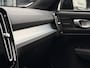 Volvo XC40 B3 AUT7 163PK Ultimate Dark Black Edition | Panoramadak | Harman Kardon audio | 20” Lichtmetalen velgen | Getint glas | Verwarmbare voorstoelen & stuurwiel | Trekhaak semi elektrisch inklapbaar | Verwarmbare Voorruit | Adaptieve Cruise Control | BLIS Dodehoekdetectie