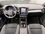 Volvo XC40 B3 AUT7 163PK Ultimate Dark Black Edition | Panoramadak | Harman Kardon audio | 20” Lichtmetalen velgen | Getint glas | Verwarmbare voorstoelen & stuurwiel | Trekhaak semi elektrisch inklapbaar | Verwarmbare Voorruit | Adaptieve Cruise Control | BLIS Dodehoekdetectie