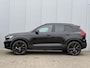 Volvo XC40 B3 AUT7 163PK Ultimate Dark Black Edition | Panoramadak | Harman Kardon audio | 20” Lichtmetalen velgen | Getint glas | Verwarmbare voorstoelen & stuurwiel | Trekhaak semi elektrisch inklapbaar | Verwarmbare Voorruit | Adaptieve Cruise Control | BLIS Dodehoekdetectie