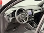 Volvo XC40 B3 AUT7 163PK Ultimate Dark Black Edition | Panoramadak | Harman Kardon audio | 20” Lichtmetalen velgen | Getint glas | Verwarmbare voorstoelen & stuurwiel | Trekhaak semi elektrisch inklapbaar | Verwarmbare Voorruit | Adaptieve Cruise Control | BLIS Dodehoekdetectie