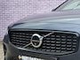 Volvo V60 2.0 T6 Plug-in hybrid AWD Ultra Dark | Sportstoelen| SOH 100%| Schuif-/Kantel dak | Full-LED | Adaptieve Cruise Control | Head-Up Display | Stoelverwarming Voor en Achter | 19" | Getint Glas | Harman Kardon Audio | BLIS |