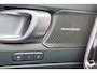 Volvo XC40 B3 Ultra Dark - Panorama/schuifdak - IntelliSafe Assist & Surround - 360º Camera - Harman/Kardon audio - Adaptieve LED koplampen - Verwarmde voorstoelen & stuur - Parkeersensoren voor & achter - Elektr. bedienb. voorstoelen met geheugen links - Draadloze tel. lader - Standkachel - Extra getint glas - 19' LMV