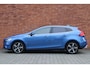 Volvo V40 T4 Business Sport | Luxury Line | Panoramadak | Lederen Bekleding | Verwarmbare Voorstoelen | Parkeercamera | Standkachel | 17'' Lichtmetalen Velgen | Cruise Control | Navigatie | Bluetooth Telefonie & Multimedia