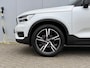 Volvo XC40 T2 AUT8 129PK R-Design | Lederen bekleding | Stoel- & Stuurwielverwarming | Adaptieve Cruise Control met Pilot Assist | BLIS Dodehoekdetectie | Park Assist achter | Sensus full map navigatie | Keyless entry & go