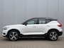 Volvo XC40 T2 AUT8 129PK R-Design | Lederen bekleding | Stoel- & Stuurwielverwarming | Adaptieve Cruise Control met Pilot Assist | BLIS Dodehoekdetectie | Park Assist achter | Sensus full map navigatie | Keyless entry & go