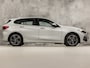 BMW 1-Serie 118i Sport Automaat (VIRTUAL COCKPIT, DEALER ONDERHOUDEN, NAP, APPLE CARPLAY, GROOT NAVI, LEDER, SPORTSTOELEN, PARKEERSENSOREN, CRUISE, NIEUWSTAAT)