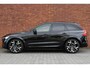 Volvo XC60 2.0 T6 Plug-in hybrid AWD Ultra Black Edition | Luchtvering | Panoramisch schuif-/ kanteldak | Bowers & Wilkins | Gelamineerde zijruiten | Geventileerde voorstoelen | Massage functie op de voorstoelen | 22 inch. lichtmetalen velgen | Extra getint glas | Head up display | Volvo guard | Elektrisch verstelbare voorstoelen met geheugenfunctie | 360 graden camera | Stoel-/ stuurwielverwarming | Verwarmde achterbank | Pilot assist | BLIS | Apple carplay/ Android auto