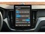Volvo XC60 2.0 T6 Plug-in hybrid AWD Ultra Black Edition | Luchtvering | Panoramisch schuif-/ kanteldak | Bowers & Wilkins | Gelamineerde zijruiten | Geventileerde voorstoelen | Massage functie op de voorstoelen | 22 inch. lichtmetalen velgen | Extra getint glas | Head up display | Volvo guard | Elektrisch verstelbare voorstoelen met geheugenfunctie | 360 graden camera | Stoel-/ stuurwielverwarming | Verwarmde achterbank | Pilot assist | BLIS | Apple carplay/ Android auto