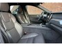 Volvo XC60 2.0 T6 Plug-in hybrid AWD Ultra Black Edition | Luchtvering | Panoramisch schuif-/ kanteldak | Bowers & Wilkins | Gelamineerde zijruiten | Geventileerde voorstoelen | Massage functie op de voorstoelen | 22 inch. lichtmetalen velgen | Extra getint glas | Head up display | Volvo guard | Elektrisch verstelbare voorstoelen met geheugenfunctie | 360 graden camera | Stoel-/ stuurwielverwarming | Verwarmde achterbank | Pilot assist | BLIS | Apple carplay/ Android auto