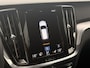 Volvo V60 B3 AUT8 163PK Momentum Advantage | Sport Pack | 19" Lichtmetalen velgen | Glossy Black exterieurdetails | Extra getint glas | Verwarmde voorstoelen & stuurwiel | Apple CarPlay/Android Auto | Cruise Control | Sensus full map navigatie | Pebble Grey Metallic lak | Electroinic Climate Control | Park Assist achter
