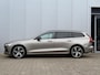 Volvo V60 B3 AUT8 163PK Momentum Advantage | Sport Pack | 19" Lichtmetalen velgen | Glossy Black exterieurdetails | Extra getint glas | Verwarmde voorstoelen & stuurwiel | Apple CarPlay/Android Auto | Cruise Control | Sensus full map navigatie | Pebble Grey Metallic lak | Electroinic Climate Control | Park Assist achter