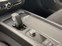 Volvo V60 B3 AUT8 163PK Momentum Advantage | Sport Pack | 19" Lichtmetalen velgen | Glossy Black exterieurdetails | Extra getint glas | Verwarmde voorstoelen & stuurwiel | Apple CarPlay/Android Auto | Cruise Control | Sensus full map navigatie | Pebble Grey Metallic lak | Electroinic Climate Control | Park Assist achter