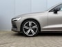 Volvo V60 B3 AUT8 163PK Momentum Advantage | Sport Pack | 19" Lichtmetalen velgen | Glossy Black exterieurdetails | Extra getint glas | Verwarmde voorstoelen & stuurwiel | Apple CarPlay/Android Auto | Cruise Control | Sensus full map navigatie | Pebble Grey Metallic lak | Electroinic Climate Control | Park Assist achter