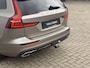 Volvo V60 B3 AUT8 163PK Momentum Advantage | Sport Pack | 19" Lichtmetalen velgen | Glossy Black exterieurdetails | Extra getint glas | Verwarmde voorstoelen & stuurwiel | Apple CarPlay/Android Auto | Cruise Control | Sensus full map navigatie | Pebble Grey Metallic lak | Electroinic Climate Control | Park Assist achter