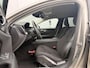 Volvo V60 B3 AUT8 163PK Momentum Advantage | Sport Pack | 19" Lichtmetalen velgen | Glossy Black exterieurdetails | Extra getint glas | Verwarmde voorstoelen & stuurwiel | Apple CarPlay/Android Auto | Cruise Control | Sensus full map navigatie | Pebble Grey Metallic lak | Electroinic Climate Control | Park Assist achter