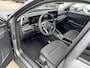 Volkswagen T-Roc 1.5 eTsi Life First Edition Zwenkbare trekhaak / Dodehoek detectie / Stuur en stoelverwarming / 17'' LMV