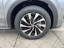 Volkswagen T-Roc 1.5 eTsi Life First Edition Zwenkbare trekhaak / Dodehoek detectie / Stuur en stoelverwarming / 17'' LMV