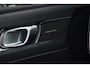 Volvo XC40 B4 Business Edition | 20' Lichtmetalen velgen | Keyless | BLIS | Adaptieve Cruise Control | Pilot Assist | Elektrische achterklep | Parkeer Camera | Extra getint glas | Stoel en stuurverwarming |