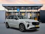 Volvo XC90 T8 Ultra Black Edition Executive | 22" | Gelaagd & Getint Glas | Geintegreerd kinderzitje | Luchtvering | Geventileerd Nappa | Bowers & Wilkins | Stoelmassage | Panoramadak | Head-Up | 360 Camera | Matrix LED