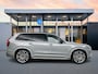 Volvo XC90 T8 Ultra Black Edition Executive | 22" | Gelaagd & Getint Glas | Geintegreerd kinderzitje | Luchtvering | Geventileerd Nappa | Bowers & Wilkins | Stoelmassage | Panoramadak | Head-Up | 360 Camera | Matrix LED