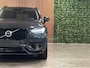 Volvo XC90 T8 AWD Recharge R-Design | Luchtvering | Trekhaak | 360 Camera | Harman Kardon | Adaptieve Cruise Control | Stoelverwarming voor+achter | Stuurwielverwarming | Standkachel met Volvo On Call App | 20 Inch | Full LED Meesturende koplampen | Pilot Assist | BLIS Dode Hoek Detectie | Elektrische voorstoelen geheugen | Lederen bekleding | Zitting verlenging voorstoelen | Keyless Drive | Parkeersensoren voor+achter | Privacy Glass | Elektrisch bedienbare achterklep | 7-Persoons | 4-Zone Climate Control | DAB Radio | Apple Carplay/Android Auto | Volvo On Call met mobiele App functie | Savile Grey Metallic |