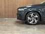 Volvo XC90 T8 AWD Recharge R-Design | Luchtvering | Trekhaak | 360 Camera | Harman Kardon | Adaptieve Cruise Control | Stoelverwarming voor+achter | Stuurwielverwarming | Standkachel met Volvo On Call App | 20 Inch | Full LED Meesturende koplampen | Pilot Assist | BLIS Dode Hoek Detectie | Elektrische voorstoelen geheugen | Lederen bekleding | Zitting verlenging voorstoelen | Keyless Drive | Parkeersensoren voor+achter | Privacy Glass | Elektrisch bedienbare achterklep | 7-Persoons | 4-Zone Climate Control | DAB Radio | Apple Carplay/Android Auto | Volvo On Call met mobiele App functie | Savile Grey Metallic |