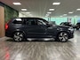 Volvo XC90 T8 AWD Recharge R-Design | Luchtvering | Trekhaak | 360 Camera | Harman Kardon | Adaptieve Cruise Control | Stoelverwarming voor+achter | Stuurwielverwarming | Standkachel met Volvo On Call App | 20 Inch | Full LED Meesturende koplampen | Pilot Assist | BLIS Dode Hoek Detectie | Elektrische voorstoelen geheugen | Lederen bekleding | Zitting verlenging voorstoelen | Keyless Drive | Parkeersensoren voor+achter | Privacy Glass | Elektrisch bedienbare achterklep | 7-Persoons | 4-Zone Climate Control | DAB Radio | Apple Carplay/Android Auto | Volvo On Call met mobiele App functie | Savile Grey Metallic |