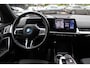 BMW iX1 xDrive30 Launch Edition 67 kWh M Sport / SoH 94% / Trekhaak / 360Camera / Head-up / Leder / CarPlay / 18'' / Keyless / Stoelverwarming / DAB / Cruise Control