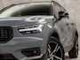 Volvo XC40 1.5 T5 Recharge R-Design 252Pk Automaat (APPLE CARPLAY, GROOT NAVI, STUUR/STOELVERWARMING, LEDER/ALCANTARA, GETINT GLAS, SPORTSTOELEN, CAMERA, ELEK ACHTERKLEP, NIEUWE APK, NIEUWSTAAT)