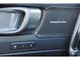 Volvo EX40 Twin Performance Ultra Black Edition - Panorama/schuifdak - IntelliSafe Assist & Surround - 360º Camera - Harman/Kardon audio - Verwarmde voorstoelen, stuur & achterbank - Parkeersensoren voor & achter - Elektr. bedienb. voorstoelen met geheugen links - Draadloze tel. lader - Warmtepomp - Extra getint glas - Inklapbare trekhaak - 20' LMV
