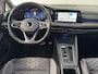 Volkswagen Golf 1.5 eTSI R-Line Business | Navigatie | Achteruitrijcamera | Trekhaak | All-Season Banden | Adaptive Cruise Control | Stoelverwarming |