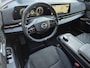 Nissan Ariya Evolve 66 kWh / 99% SOH / Glazen schuif- en kanteldak / CCS snelladen / warmtepomp / Stuur- Stoel & Achterbank verwarming / Head Up Display / Adaptief cruise control / Stoelventilatie / Bose Audio Systeem / Elektrische achterklep / Draadloze telefoon lader /