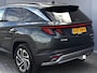 Hyundai Tucson 1.6 T-GDI HEV Premium / Fabrieksgarantie tot 09-2029 / Dealer onderhouden / 1.360 kg Afn. trekhaak / Leder / Elektrische stoelen en klep / Stuur-, stoel- en achterbankverwarming / Stoelventilatie / Camera 360° /