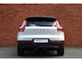 Volvo XC40 B4 Plus Black Edition | Panoramisch schuif-/kanteldak | Elektrisch verstelbare voorstoelen met geheugenfunctie | 360 graden camera | Extra getint glas achter | Harman Kardon | Dak in contrasterende kleur Black Stone | Stoel- / stuurwielverwarming | 20 inch. lichtmetalen velgen | Adaptieve cruise control | BLIS