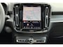 Volvo XC40 B4 Plus Black Edition | Panoramisch schuif-/kanteldak | Elektrisch verstelbare voorstoelen met geheugenfunctie | 360 graden camera | Extra getint glas achter | Harman Kardon | Dak in contrasterende kleur Black Stone | Stoel- / stuurwielverwarming | 20 inch. lichtmetalen velgen | Adaptieve cruise control | BLIS