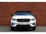 Volvo XC40 B4 Plus Black Edition | Panoramisch schuif-/kanteldak | Elektrisch verstelbare voorstoelen met geheugenfunctie | 360 graden camera | Extra getint glas achter | Harman Kardon | Dak in contrasterende kleur Black Stone | Stoel- / stuurwielverwarming | 20 inch. lichtmetalen velgen | Adaptieve cruise control | BLIS
