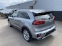 Kia Niro Hybrid 1.6 GDi DynamicLine Plus Navigatie, Achteruitrijcamera, Smart Key, Privacy glass, 18" LMV, Parkeersensoren voor + achter