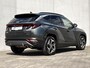 Hyundai Tucson 1.6 T-GDI HEV AWD Premium Edition / Uniek 4WD / Dealer onderhouden / 1.650 kg trekgewicht / Leder / Elektrische klep / Stoelventilatie / Stuur-, stoel- & achterbankverwarming / 19" LM wielen & All Season banden /