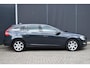 Volvo V60 T3 Momentum | AUTOMAAT | 1ste Eigenaar | Fullmap Navigatie | High Performance Audio | Trekhaak | Parkeersensoren | Regensensor | LED Dag-rijverlichting | Volledig onderhouden | 17 inch Lichtmetalen Velgen |