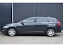 Volvo V60 T3 Momentum | AUTOMAAT | 1ste Eigenaar | Fullmap Navigatie | High Performance Audio | Trekhaak | Parkeersensoren | Regensensor | LED Dag-rijverlichting | Volledig onderhouden | 17 inch Lichtmetalen Velgen |