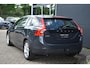 Volvo V60 T3 Momentum | AUTOMAAT | 1ste Eigenaar | Fullmap Navigatie | High Performance Audio | Trekhaak | Parkeersensoren | Regensensor | LED Dag-rijverlichting | Volledig onderhouden | 17 inch Lichtmetalen Velgen |