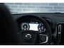 Volvo XC40 2.0 T5 AWD R-Design | Trekhaak | Harman Kardon Audio | Panoramadak | 360 Graden Camera | Apple Carplay | Android Auto | Elektrisch Verstelbare Voorstoelen | Stoelverwarming Voor en Achter | Keyless Entry | Elektrische Achterklep | BLIS | Parkeerverwarming