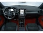 Volvo XC40 2.0 T5 AWD R-Design | Trekhaak | Harman Kardon Audio | Panoramadak | 360 Graden Camera | Apple Carplay | Android Auto | Elektrisch Verstelbare Voorstoelen | Stoelverwarming Voor en Achter | Keyless Entry | Elektrische Achterklep | BLIS | Parkeerverwarming