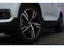 Volvo XC40 2.0 T5 AWD R-Design | Trekhaak | Harman Kardon Audio | Panoramadak | 360 Graden Camera | Apple Carplay | Android Auto | Elektrisch Verstelbare Voorstoelen | Stoelverwarming Voor en Achter | Keyless Entry | Elektrische Achterklep | BLIS | Parkeerverwarming