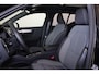 Volvo XC40 B3 Plus Black Edition - Panorama/schuifdak - IntelliSafe Assist & Surround - 360º Camera - Harman/Kardon audio - Verwarmde voorstoelen & stuur - Parkeersensoren voor & achter - Elektr. bedienb. voorstoelen met geheugen links - Draadloze tel. lader - Extra getint glas - 20' LMV