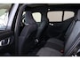 Volvo XC40 B3 Plus Black Edition - Panorama/schuifdak - IntelliSafe Assist & Surround - 360º Camera - Harman/Kardon audio - Verwarmde voorstoelen & stuur - Parkeersensoren voor & achter - Elektr. bedienb. voorstoelen met geheugen links - Draadloze tel. lader - Extra getint glas - 20' LMV