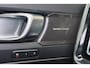 Volvo EX40 Performance Ultra Black Edition 82 kWh - Panorama/schuifdak - IntelliSafe Assist & Surround - 360º Camera - Harman/Kardon audio - Verwarmde voorstoelen, stuur & achterbank - Parkeersensoren voor & achter - Elektr. bedienb. voorstoelen met geheugen links - Draadloze tel. lader - Warmtepomp - Extra getint glas - Inklapbare trekhaak - 20' LMV