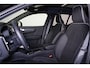 Volvo EX40 Performance Ultra Black Edition 82 kWh - Panorama/schuifdak - IntelliSafe Assist & Surround - 360º Camera - Harman/Kardon audio - Verwarmde voorstoelen, stuur & achterbank - Parkeersensoren voor & achter - Elektr. bedienb. voorstoelen met geheugen links - Draadloze tel. lader - Warmtepomp - Extra getint glas - Inklapbare trekhaak - 20' LMV